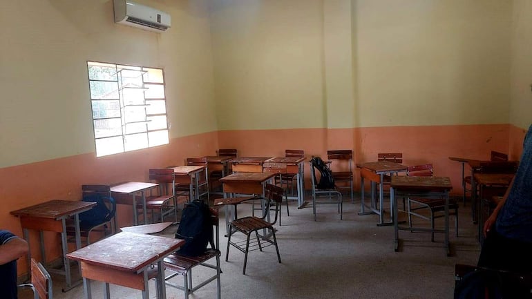 Una sala de estudio del Colegio Nacional Defensores del Chaco cuenta con muebles en mal estado.