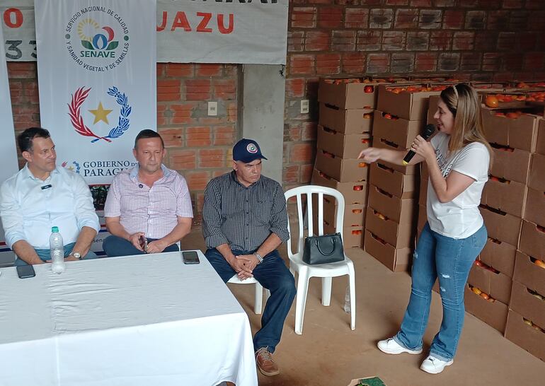 Momento en que la presidenta del Asicofru, Karen Leguizamón, denuncia ante el Ministro Carlos Giménez y el presidente Pastor Soria la corrupción existente en el Senave.