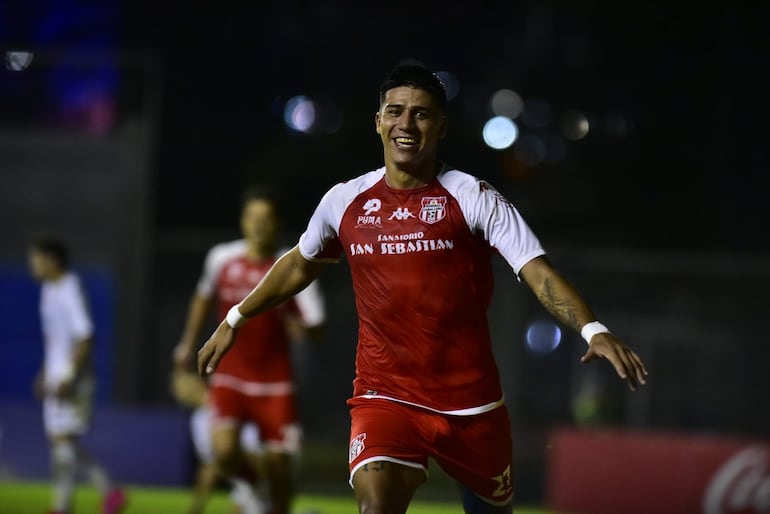 Junior Marabel, celebrando uno de sus tantos ante Nacional.