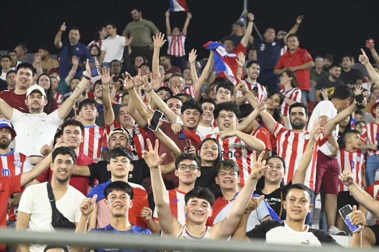 Los aficionados de Paraguay en el estadio Defensores del Chaco en la previa del partido contra Brasil por las Eliminatorias Sudamericanas 2026.