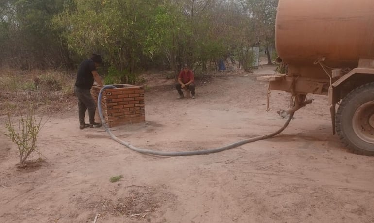 Reparten agua a pobladores del Chaco. Los jóvenes piden priorizar políticas públicas que garanticen agua potable, todo el año, para todas las poblaciones del país, con énfasis en el Chaco.