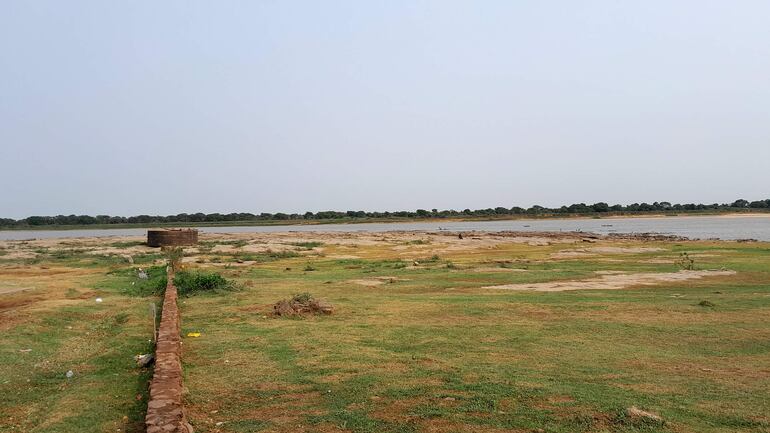 El río Paraguay está a punto de cortarse en la zona de Villeta. En el puerto de la Inc ya no llegan barcazas.