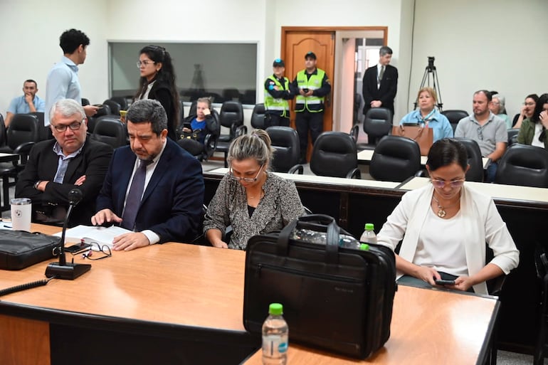 La química farmaceútica Sandra Hermosa (derecha) y la odontóloga Lilia Graciela Espinoza, junto a sus abogados defensores en la sala de juicios.