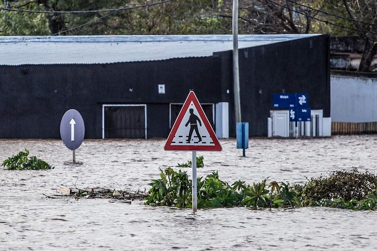 Fotografía de una calle inundada este lunes en Concordia (Argentina). La localidad de Concordia, en la provincia argentina de Entre Ríos, ha evacuado a los afectados de la crecida del río Uruguay, provocada por los temporales en el sur de Brasil.