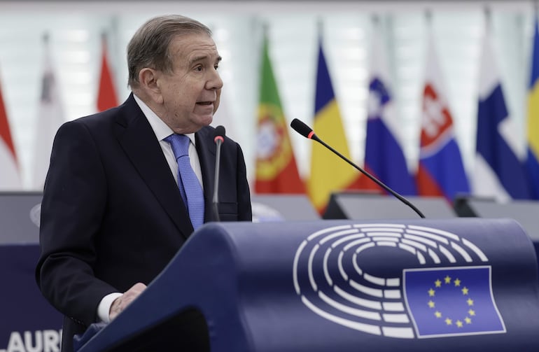 El candidato de la oposición presidencial en Venezuela, Edmundo González Urrutia, habla durante la ceremonia de entrega del Premio Sájarov en el Parlamento Europeo en Estrasburgo.