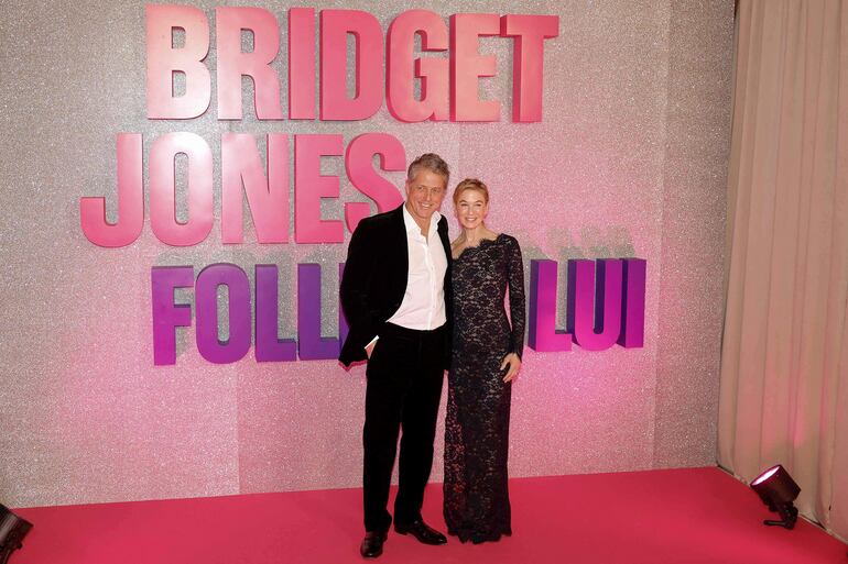 Renée Zellweger y Hugh Grant posaron juntos y felices en su reencuentro en una alfombra roja en París. (Sebastien DUPUY / AFP)