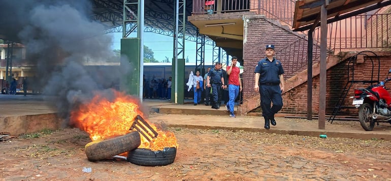 Tras una jornada de manifestación la directora del Colegio Nacional Santa Ana, de Ciudad del Este, Claudelina Arévalos, fue apartada del cargo.