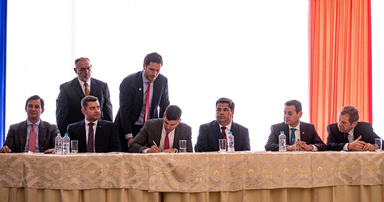 Pedro Alliana, Santiago Peña, Luis Benítez, Rubén Ramírez y Fernando de Vido, en la posesión del cargo del nuevo director de Yacyretá y sus consejeros.