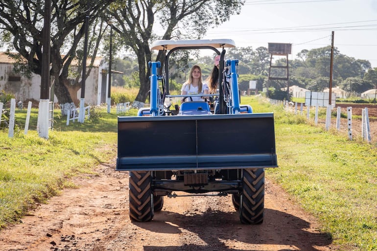 Las participantes realizaron prácticas con tractores New Ho­lland, de potencia variada desde 75hp hasta 240hp.