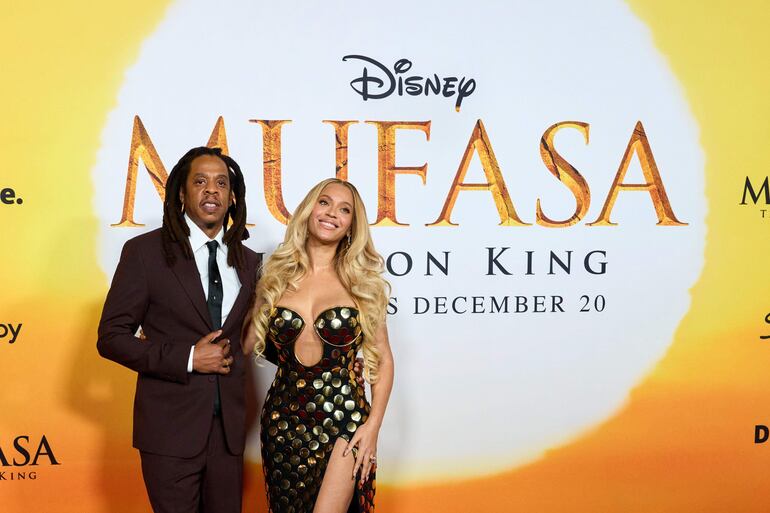 Los cantantes Jay-Z (i) y Beyonce (d) asisten al prestreno de la película 'Mufasa: el rey león' en el Dolby Theater de Los Angeles, California, Estados Unidos. 
