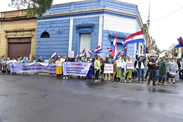 Protesta en medio de una de las primeras reuniones tripartitas realizadas tras despidos masivos en Itaipú.