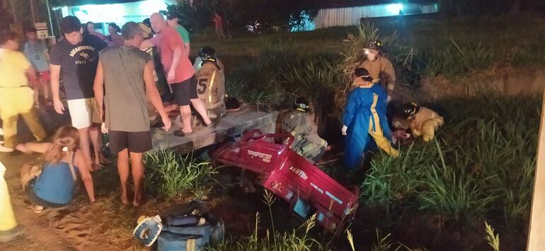 Motocarro en el que viajaban las víctimas terminó chocando contra un puente de hormigón.