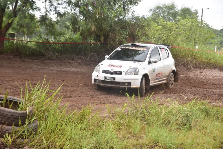 César y Julio Cabrera (Toyota Vitz RS 16V) ganaron la general F2 y la RC4L-16V (SP de Campo 9).