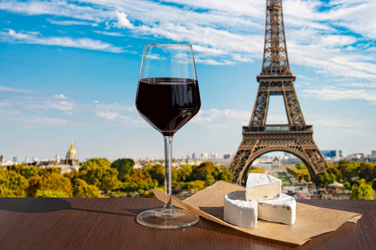 Francia está de moda, y si no podemos visitar París ahora mismo, al menos sí podemos disfrutar de un vino francés, acompañado de un camerbert.