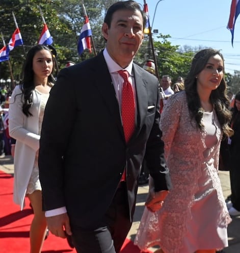 El presidente del Senado, Silvio Beto Ovelar vistió traje oscuro y la corbata roja de rigor y su esposa Iris Magnolia Mendoza un vestido en la gama del rosado, con un tapadito de encaje.