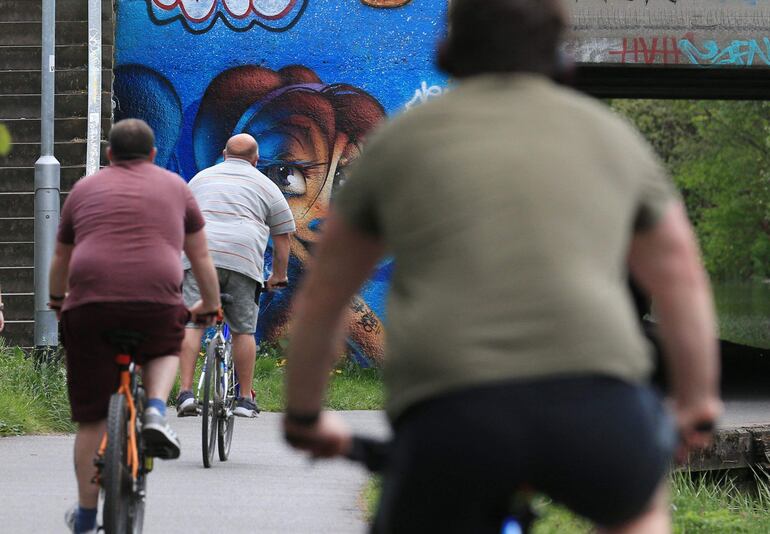 Ciclistas andando en bicicleta en Liverpool. 