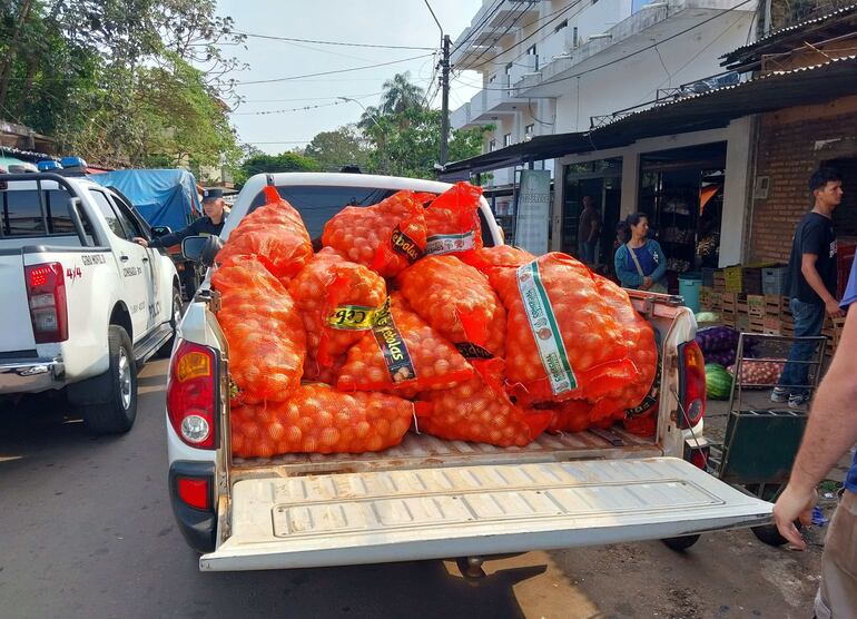 Una de las camionetas repleta de bolsas de cebolla de origen brasilero. 