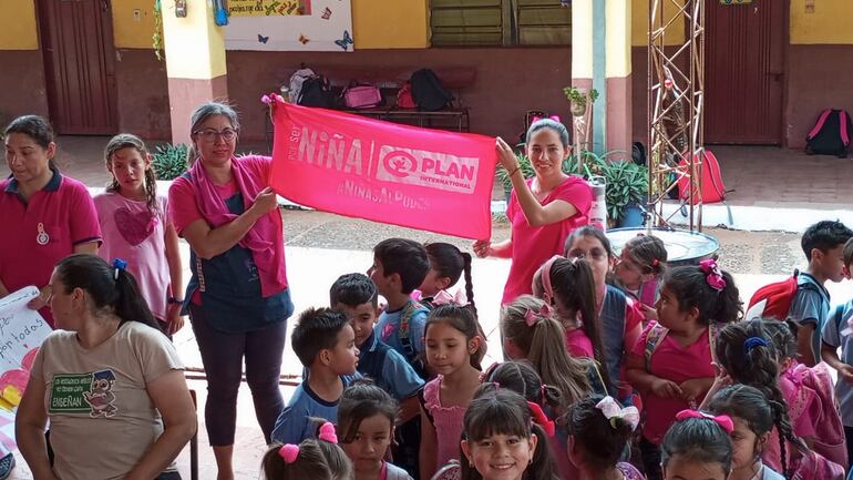 Las docentes del Nivel Inicial también participaron del acto.