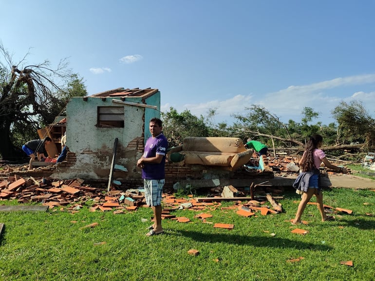 Una de las familias que quedaron prácticamente sin techo en la compañía Santa Lucía de Mbocayaty del Yhaguy.