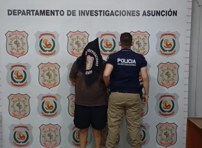 Este hombre fue detenido porque pesaba en su contra una orden de captura por estafa y además, tiene más de 35 antecedentes penales.