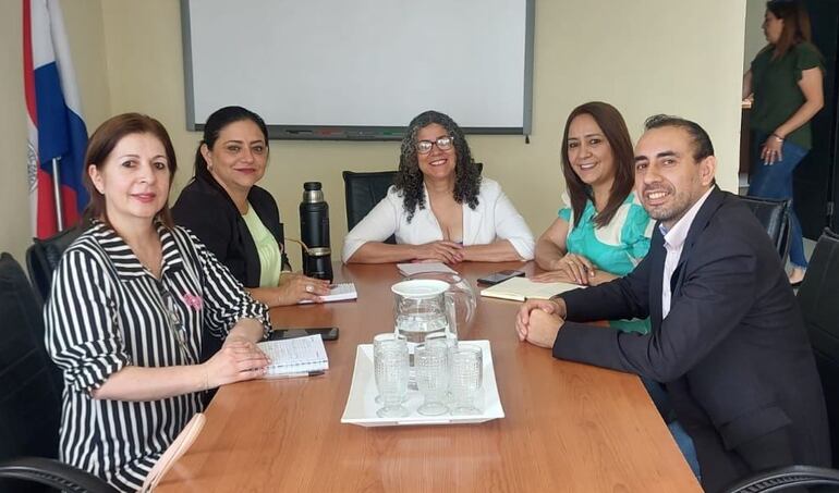 En la imagen aparecen, Gladys Ledesma, secretaria general de Educación, Sandra Morel, directora Departamental de Educación del MEC, la directora de Educación Media, Ana Mello; Liliana Villalba y Nelson Brizuela del gabinete de la Gobernación de Caazapá.