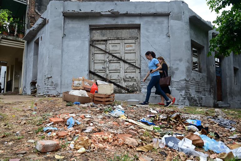 Viviendas abandonadas son frecuentemente aprovechadas para la descarga de basura por recolectores irregulares.