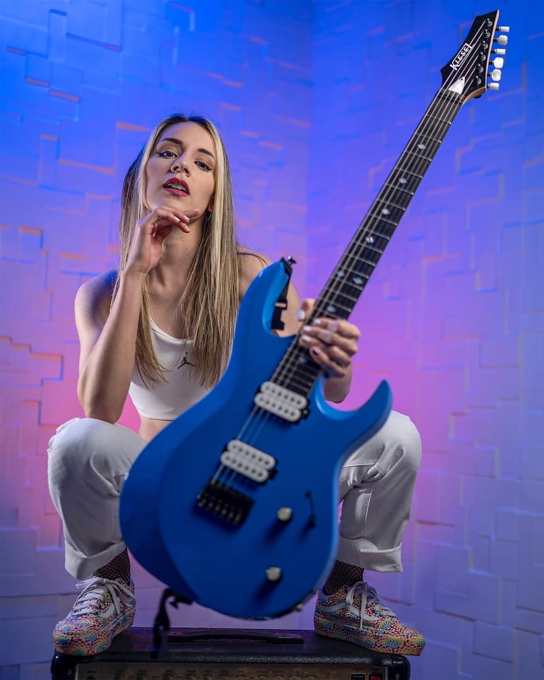 La guitarrista paraguaya Loida Liuzzi, que recientemente compartió el escenario con Maná, será la encargada de abrir el show.