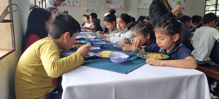 Niños y niñas de ka escuela básica N° 6014 Aimé Bonpland de Santa María, Misiones, disfrutando su almuerzo durante lanzamiento del programa "Hambre Cero".