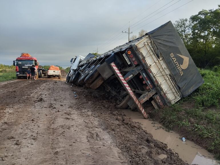 La inconsciencia de varios conductores que no respetan las barreras en días de lluvias hace que empeore la situación de los precarios caminos.