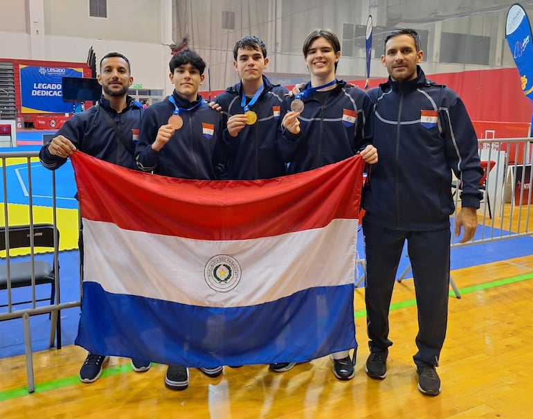 Los profesores y tres medallistas Panamericanos, en Perú.