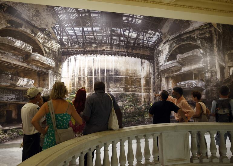 Personas observan una foto en la exposición del fotógrafo español José María Mellado titulada 'Memorias de la persistencia' en el Museo Nacional de Bellas Artes, en La Habana, (Cuba).
