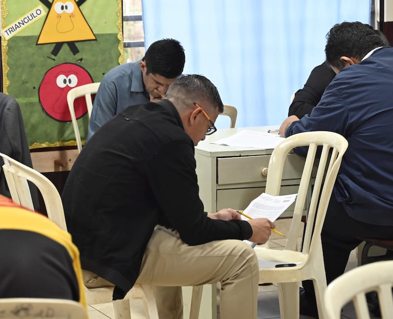 En Alto Paraná docentes rindieron sobre sillas de plástico, ante la falta de mobiliario adecuado.