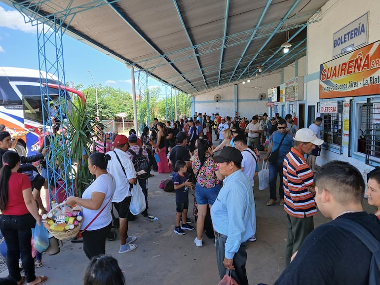 Masiva concurrencia de viajeros en la terminal de Villarrica.