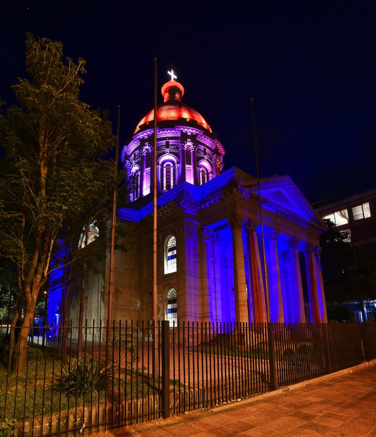 El Oratorio de la Virgen de la Asunción y Panteón Nacional de los Héroes.