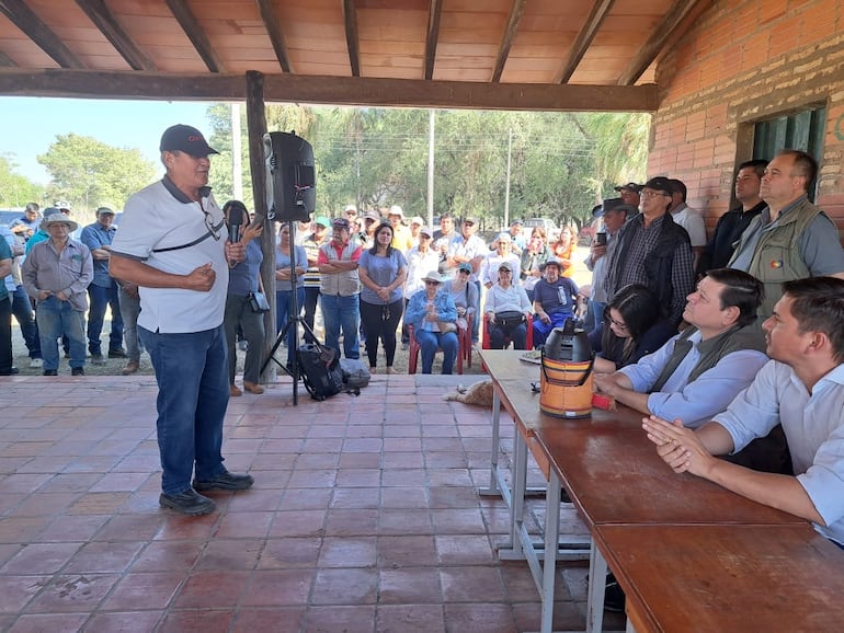 Nueva Mestre comenzó a construirse en 1993 con un primer núcleo de 50 viviendas, más local comunitario y un tajamar. Surgió como una solución y una respuesta a las familias campesinas sin tierra que vivían en precarios campamentos a la vera de la ruta Transchaco entre los km 134 y 218. Imagen de una de las reuniones con el Indert con pobladores de la comunidad.