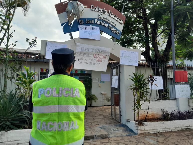 Fachada del Colegio José P. Guggiari de Asunción, con carteles en forma de protesta.