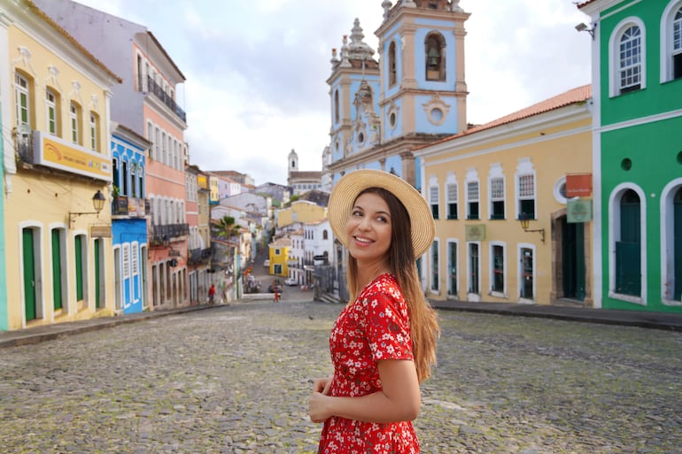 Mujer turista recorre las calles de Pelourinho, salvador de Bahía, Brasil.