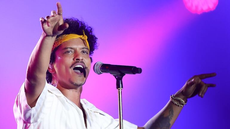 El cantante estadounidense Bruno Mars se presentó anoche en Brasil, cerrando el primer fin de semana del festival The Town.