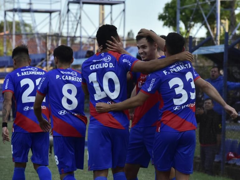 Los jugadores de Cerro Porteño festejan un gol en el partido contra Sportivo Ameliano por la Copa Paraguay 2023.