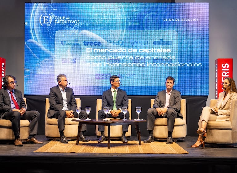 Wildo González, Elías Gelay, Joshua Abreu y Eduardo Borgognon durante el conversatorio del Club de Ejecutivos del Paraguay.