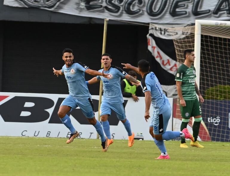 Rodrigo Ruiz Díaz, de Resistencia, celebra uno de sus tantos ante Olimpia en el estadio Antonio Aranda.