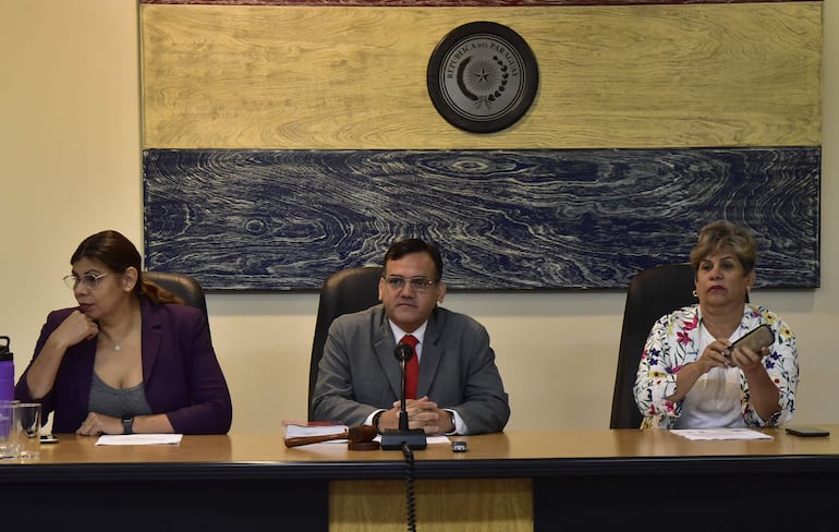 Los jueces Cándida Fleitas (izq.), Fabián Weisensee (presidente) y Laura Ocampo integran el Tribunal de Sentencia a cargo del juicio oral.