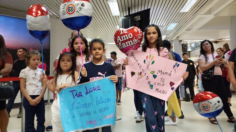 Emotivo rencuentro en el aeropuerto: paraguayos retornan para fiestas de fin de año