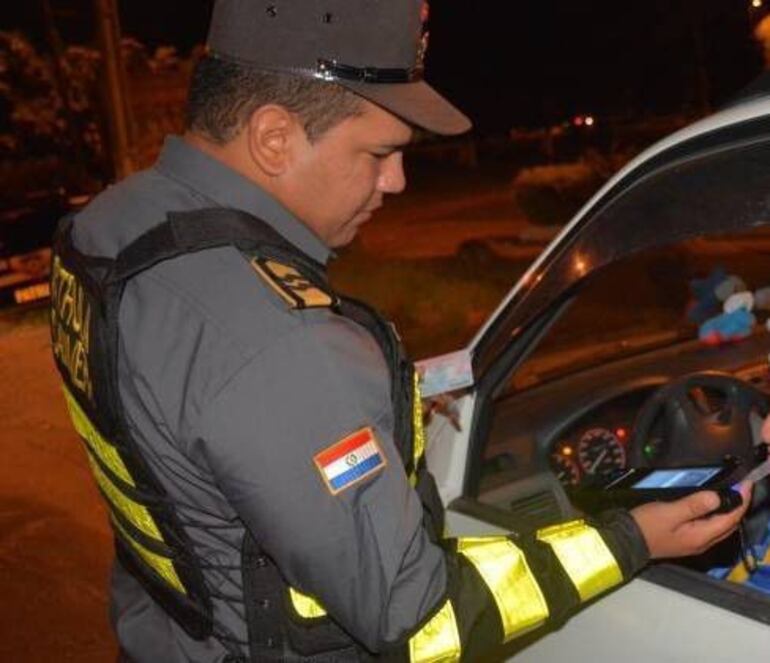 Los inspectores nacionales realizaron el alcotest a un chofer del transporte público de la línea 119 – Tobati, cuyo resultado dio positivo con 0.338 mg/L, por lo que el vehículo quedó demorado.