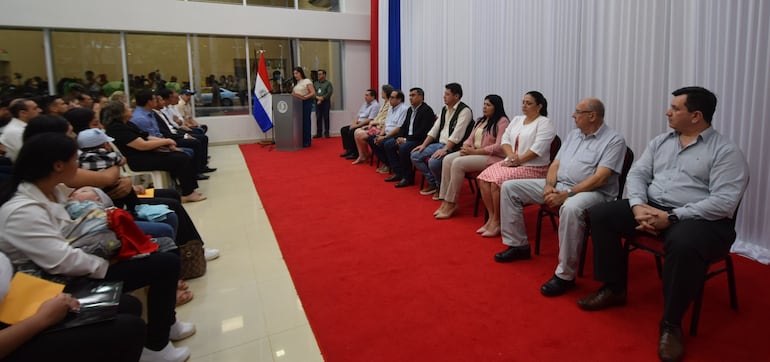 Acto de entrega de becas universitarias a estudiantes caazapeños, con la presencia de autoridades locales y jóvenes beneficiarios.