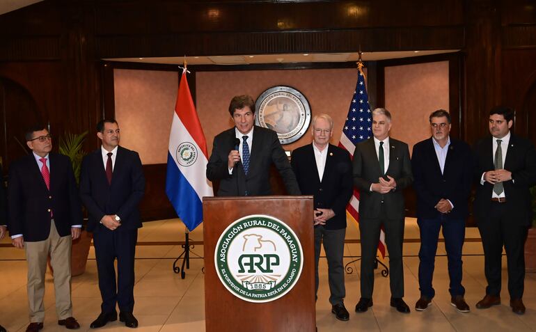 Imagen de archivo: El senador Luis Pettengill, el titular del MAG, Carlos Giménez; el viceministro de EE.UU. José Fernández; el presidente de la ARP, Pedro Galli; el embajador Marc Ostfield; Daniel Prieto; y el presidente del Senacsa, José Carlos Martin, en rueda de prensa el 10 de noviembre de 2023 en la ARP.