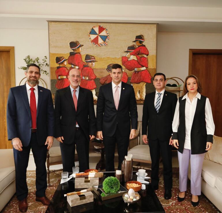 Yoed Magen (2° de la izq.) y Santi Peña, ayer en su residencia en Asunción.