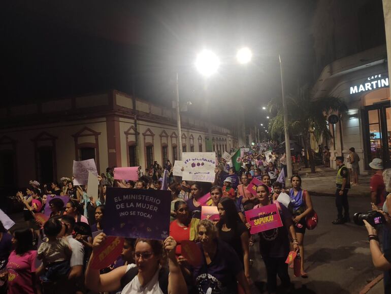 Mujeres marcharon por el microcentro de Asunción por el Día Internacional de la Mujer.