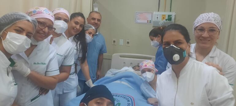 Equipo médico de la Clínica Periférica Campo Vía de Capiatá, con las pacientes.