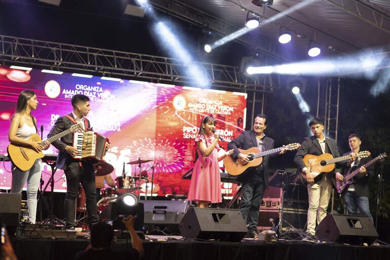 Clari Luz, la pequeña cantante de José Fassardi, conquistó al publico caazapeño.